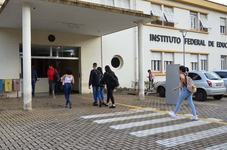 Foto de alunos entrando no Câmpus Goiânia